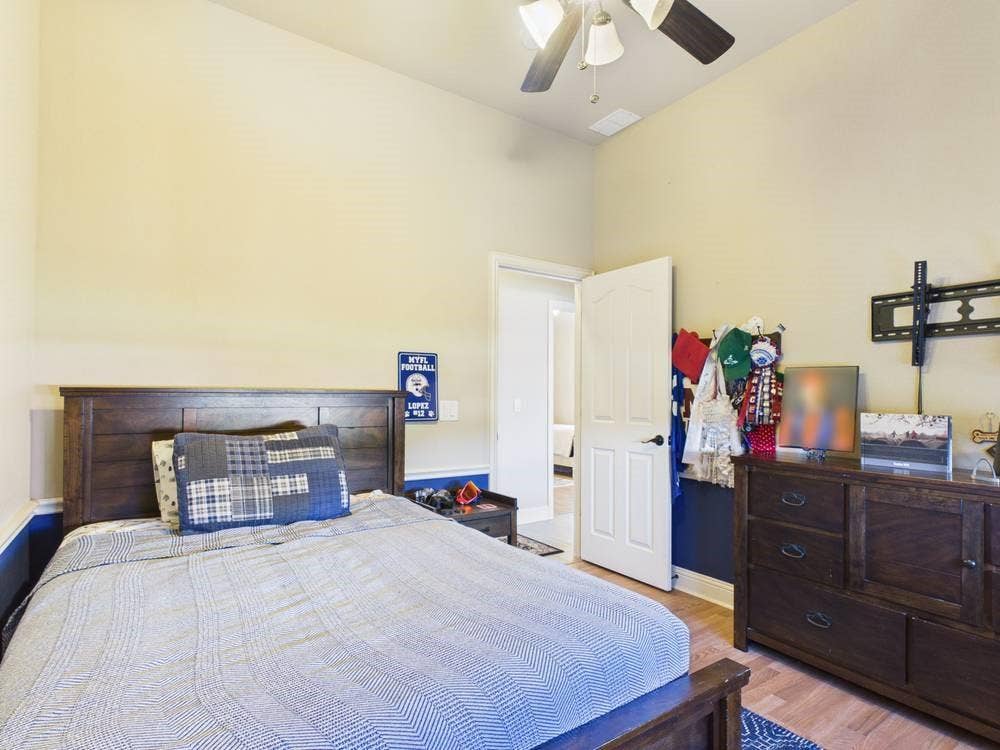 2nd bedroom