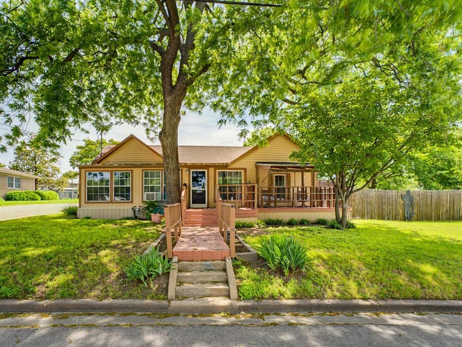 Property photo for 601 S Miller Street, Decatur, TX