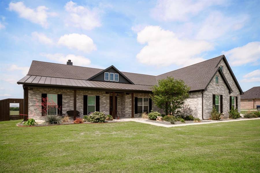 Property photo for 860 Dove Meadow Trail, Waxahachie, TX