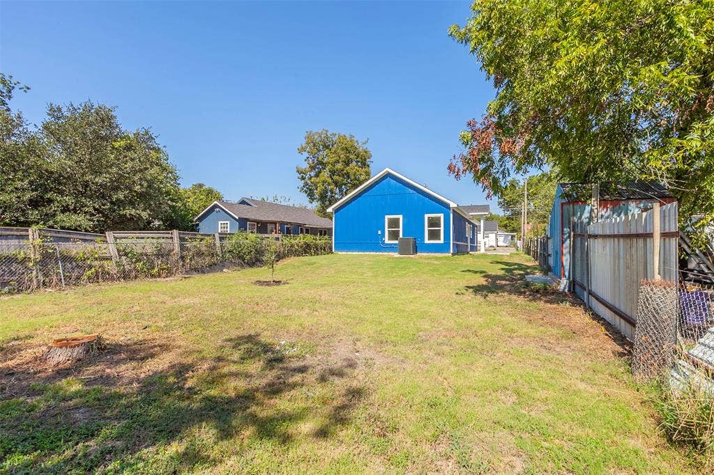 2608 Cleveland Avenue, Waco, TX 76711 Expansive backyard featuring a manicured lawn, established trees, and a chain-link fence