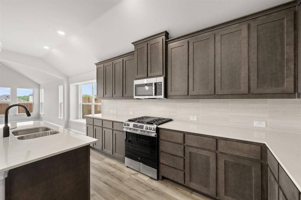 1000 Quincy Court, Crowley, TX 76036 DFW-Hunters Ridge-Concept 2186-1000 Quincy Court- Kitchen - Risewell Homes-3