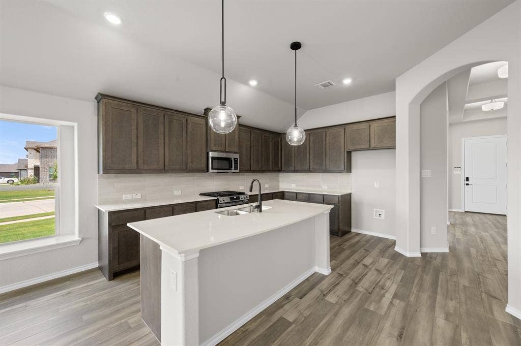 1000 Quincy Court, Crowley, TX 76036 DFW-Hunters Ridge-Concept 2186-1000 Quincy Court- Kitchen - Risewell Homes-1