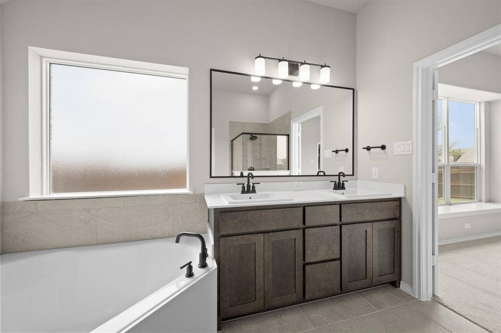1000 Quincy Court, Crowley, TX 76036 DFW-Hunters Ridge-Concept 2186-1000 Quincy Court- Primary Suite - Risewell Homes-4