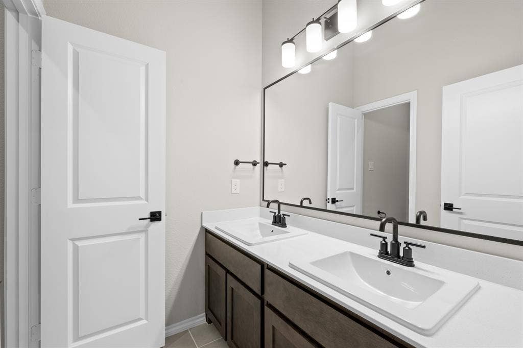 1000 Quincy Court, Crowley, TX 76036 DFW-Hunters Ridge-Concept 2186-1000 Quincy Court- Bathroom - Risewell Homes-1
