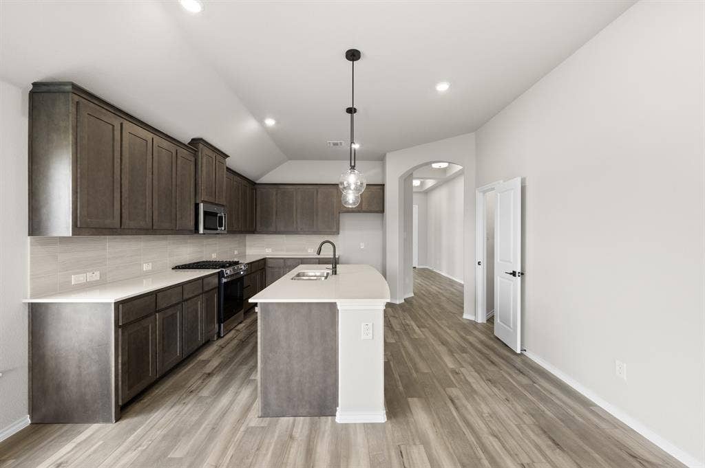 1000 Quincy Court, Crowley, TX 76036 DFW-Hunters Ridge-Concept 2186-1000 Quincy Court- Kitchen - Risewell Homes-2