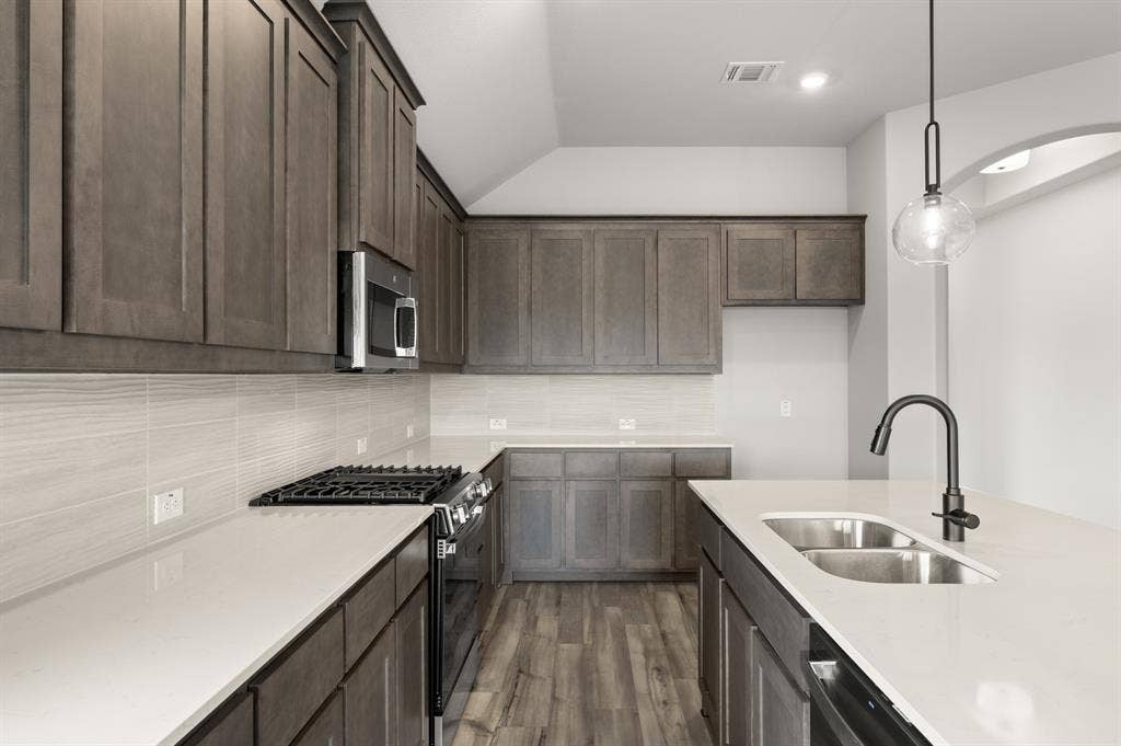 1000 Quincy Court, Crowley, TX 76036 DFW-Hunters Ridge-Concept 2186-1000 Quincy Court- Kitchen - Risewell Homes-4