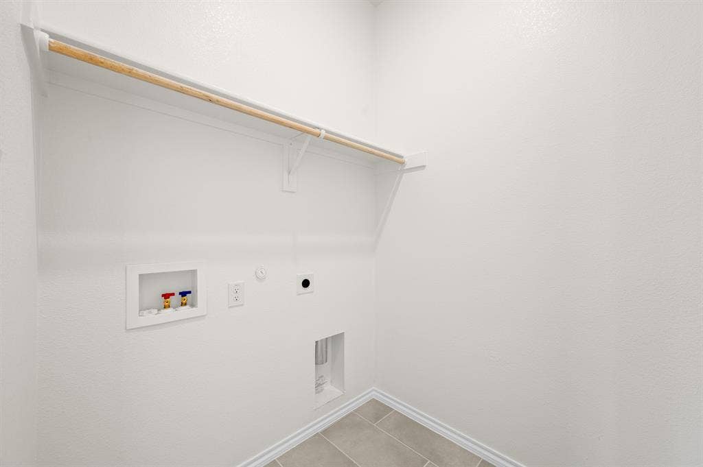1000 Quincy Court, Crowley, TX 76036 DFW-Hunters Ridge-Concept 2186-1000 Quincy Court- Laundry Room - Risewell Homes-1