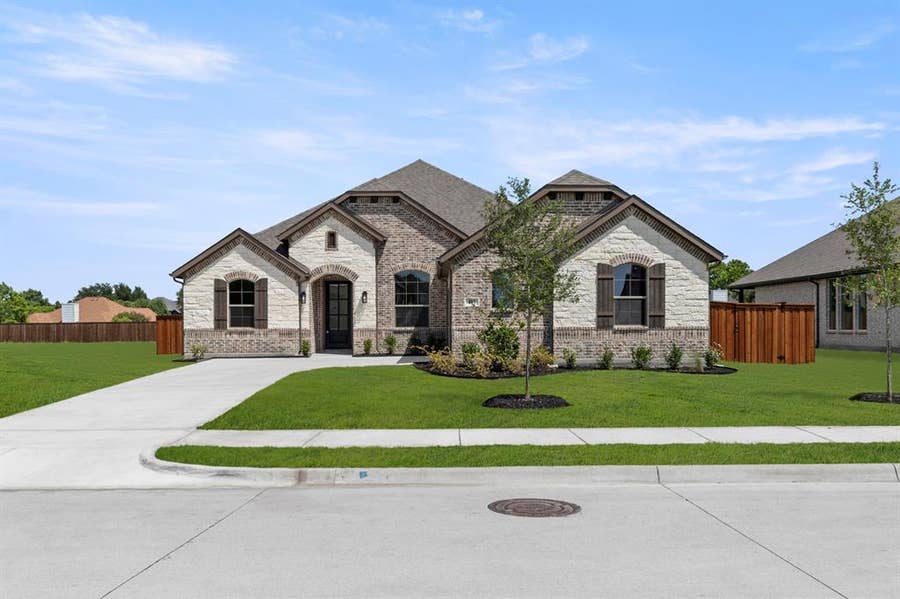 Property photo for 417 Heritage Hill Drive, Forney, TX