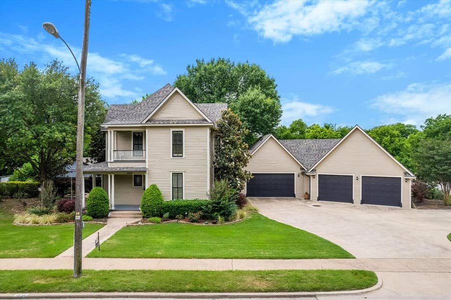 Property photo for 1025 W Main Street, Waxahachie, TX