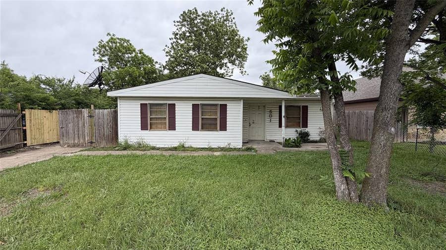 Property photo for 501 Crest Hill Drive, Mesquite, TX