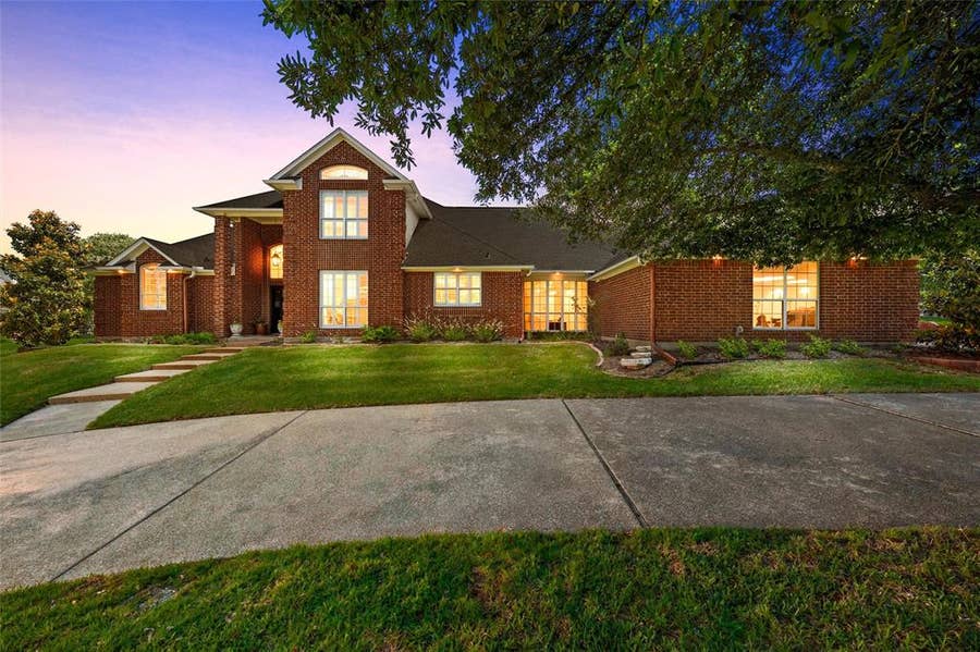 Property photo for 810 Forest Oaks Circle, Woodway, TX