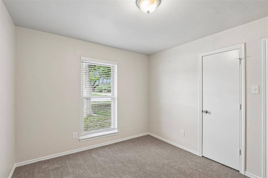 612 E Oak Street, Wylie, TX 75098 Neutral-toned walls complement the gray carpeting