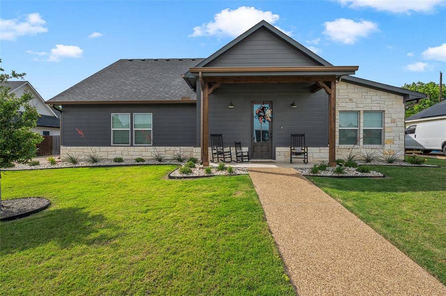 Property photo for 913 Day Star Drive, Hewitt, TX