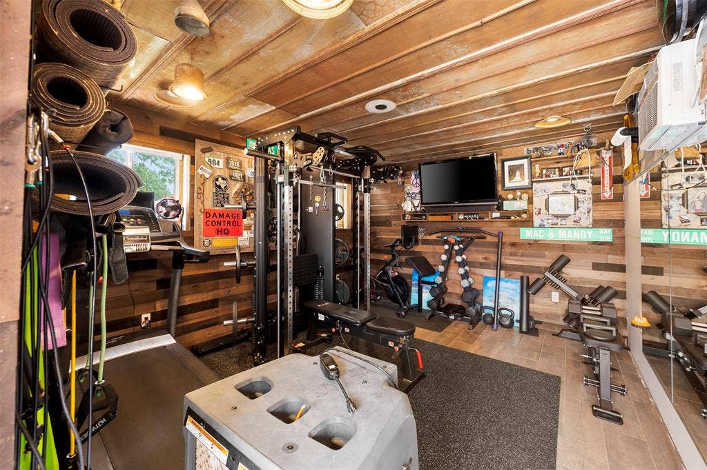 2831 Skinner Road, Midlothian, TX 76065 20x16 Shop Walled off. Set up as gym on one side and for