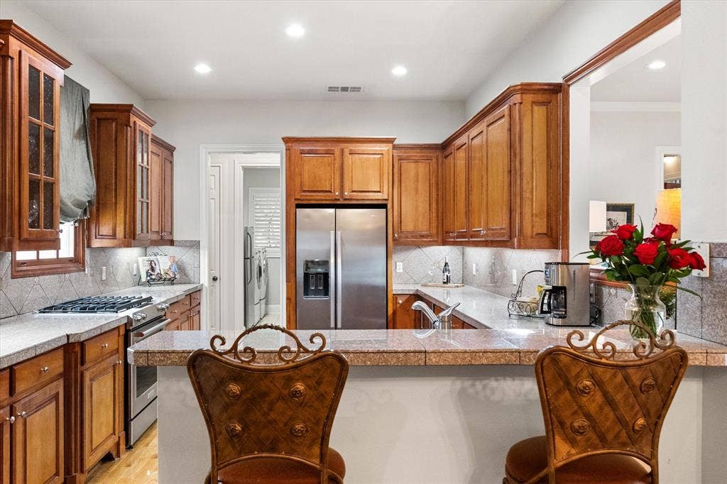 2123 Westchester Drive, Mansfield, TX 76063 Custom cabinets, stainless steel appliances