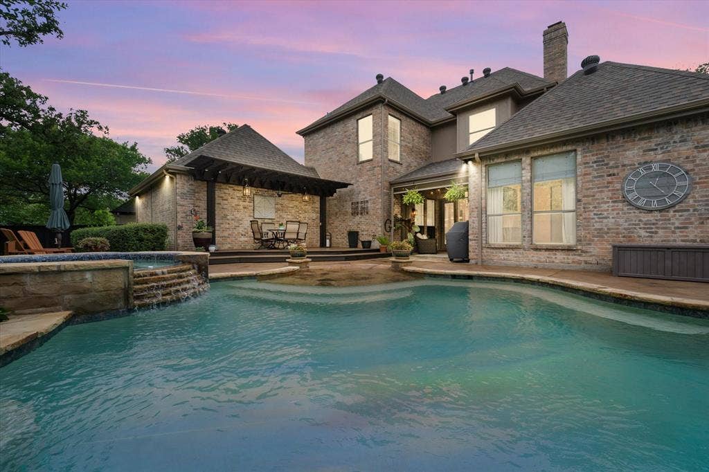 2123 Westchester Drive, Mansfield, TX 76063 Mulitple sitting/entertaining areas