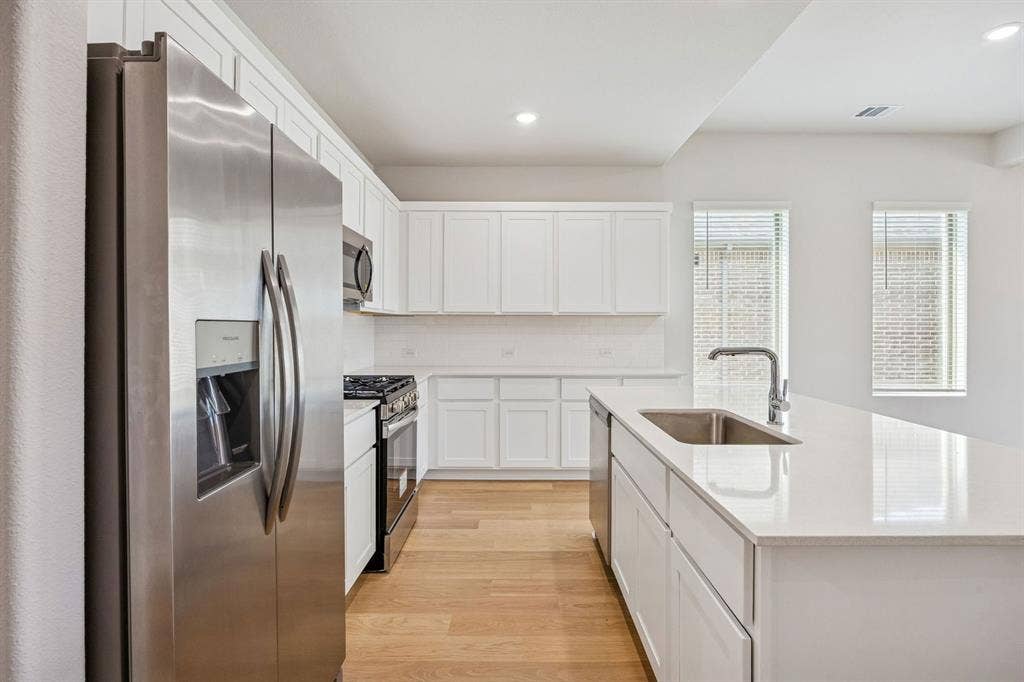 492 Hocking Hills Drive, Waxahachie, TX 75165 Kitchen in the Stanley II home plan by Trophy Signature Homes – REPRESENTATIVE PHOTO