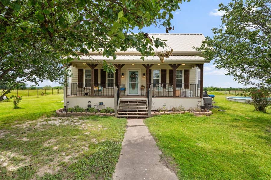 Property photo for 404 Fm 1566 W, Wolfe City, TX