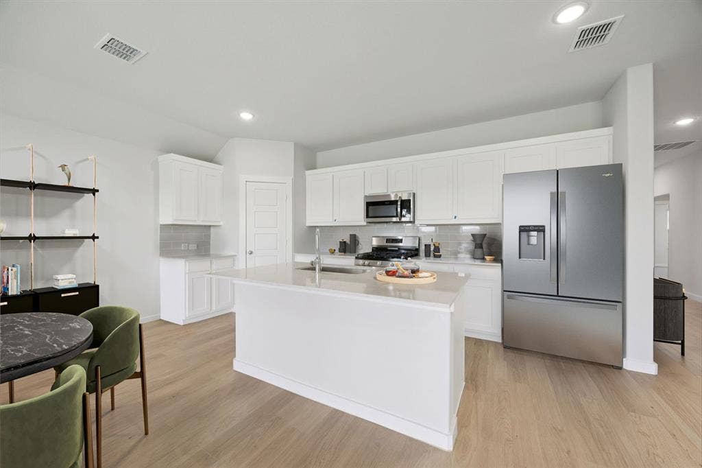 2123 Derby Drive, Seagoville, TX 75159 Kitchen in the Hadley home plan by Trophy Signature Homes – REPRESENTATIVE PHOTO
