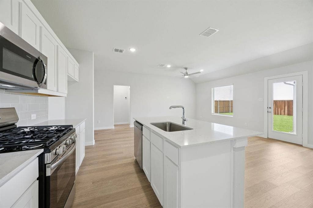 2123 Derby Drive, Seagoville, TX 75159 Kitchen in the Hadley home plan by Trophy Signature Homes – REPRESENTATIVE PHOTO