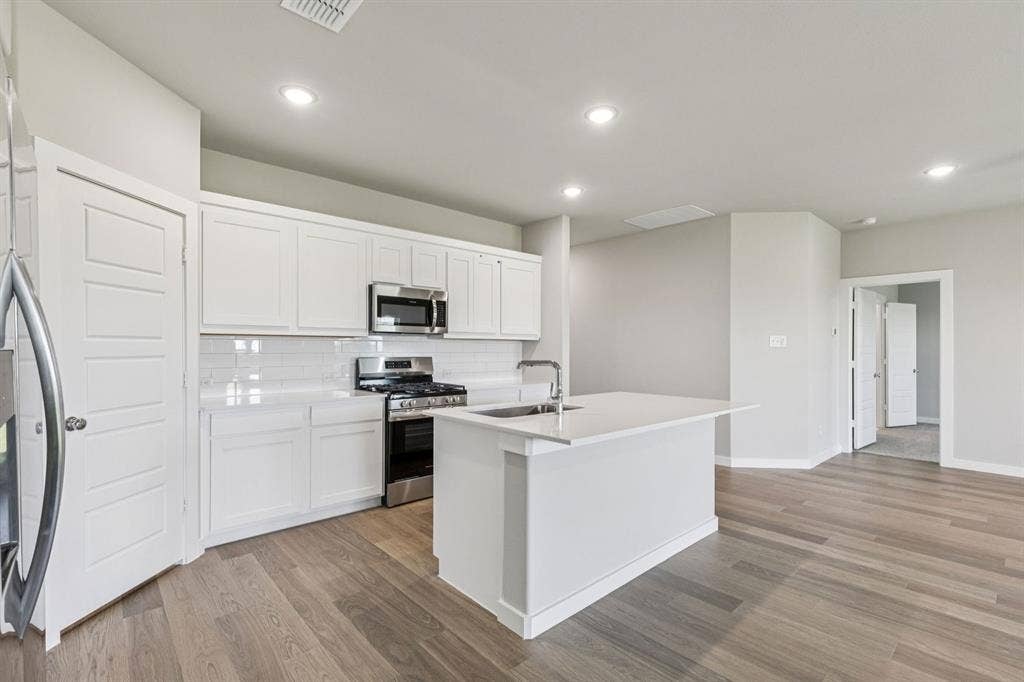 1884 Balfour Bend, Forney, TX 75126 Kitchen in the Harper home plan by Trophy Signature Homes – REPRESENTATIVE PHOTO
