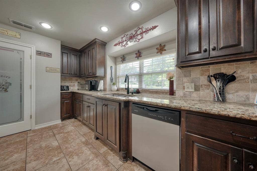 6112 Sutherland Drive, Tyler, TX 75703 6112 Sutherland Drive, Tyler, TX 75703
