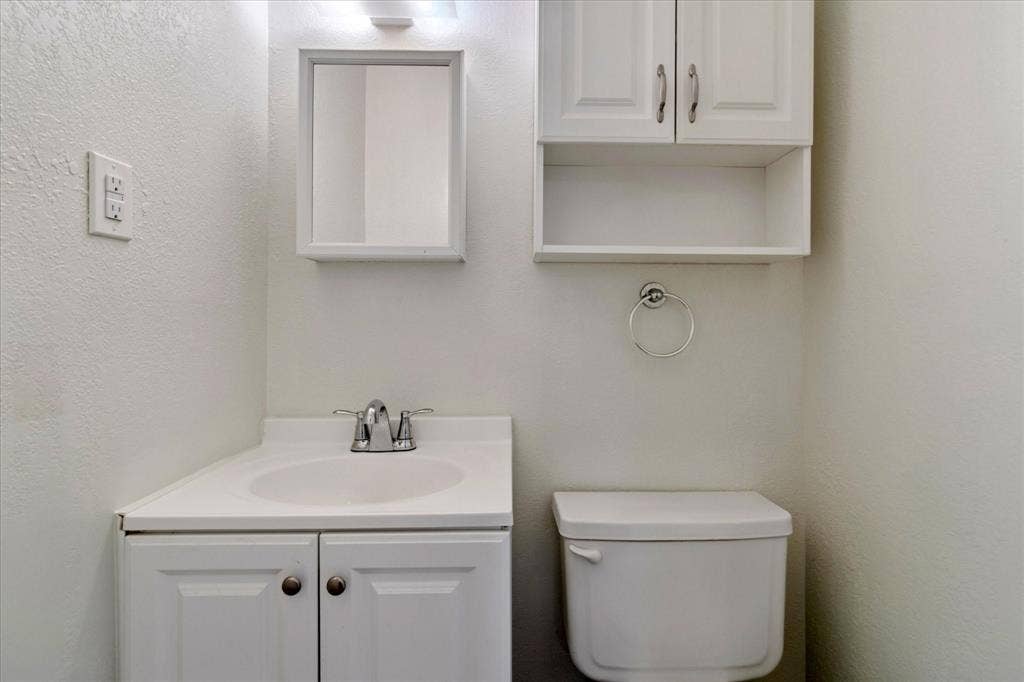 1336 Devonwood Drive, Garland, TX 75041 Half Bathroom