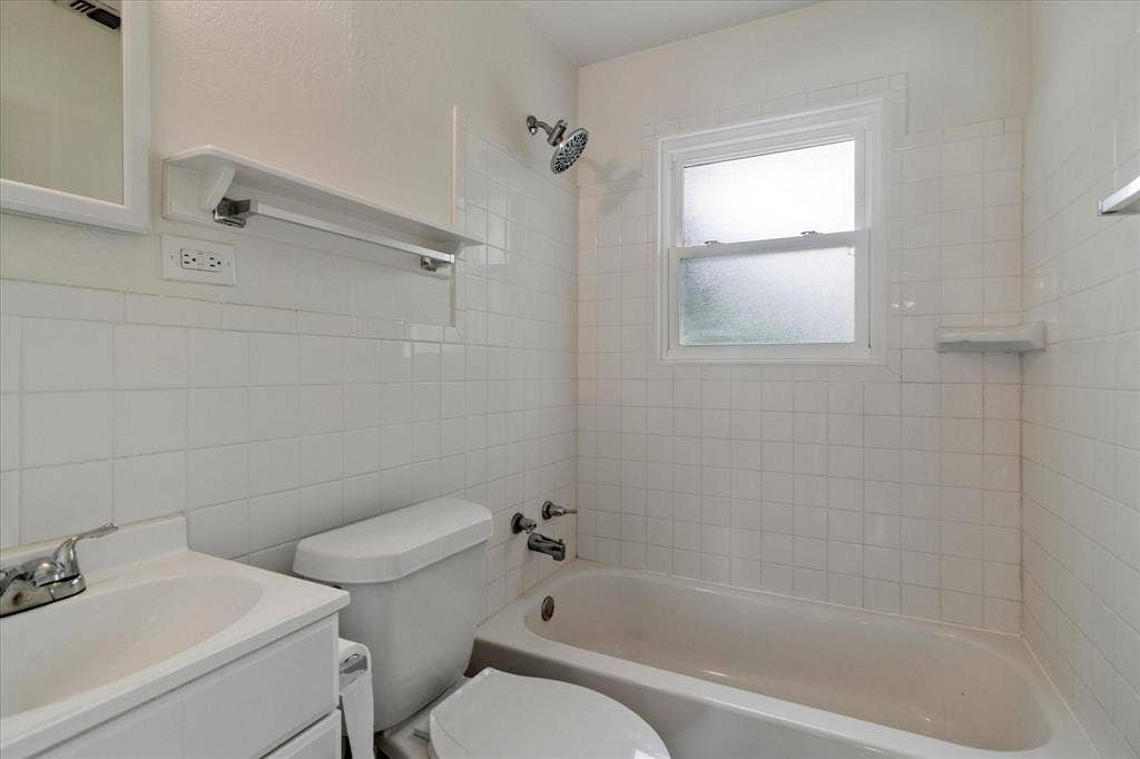 1336 Devonwood Drive, Garland, TX 75041 Full bathroom