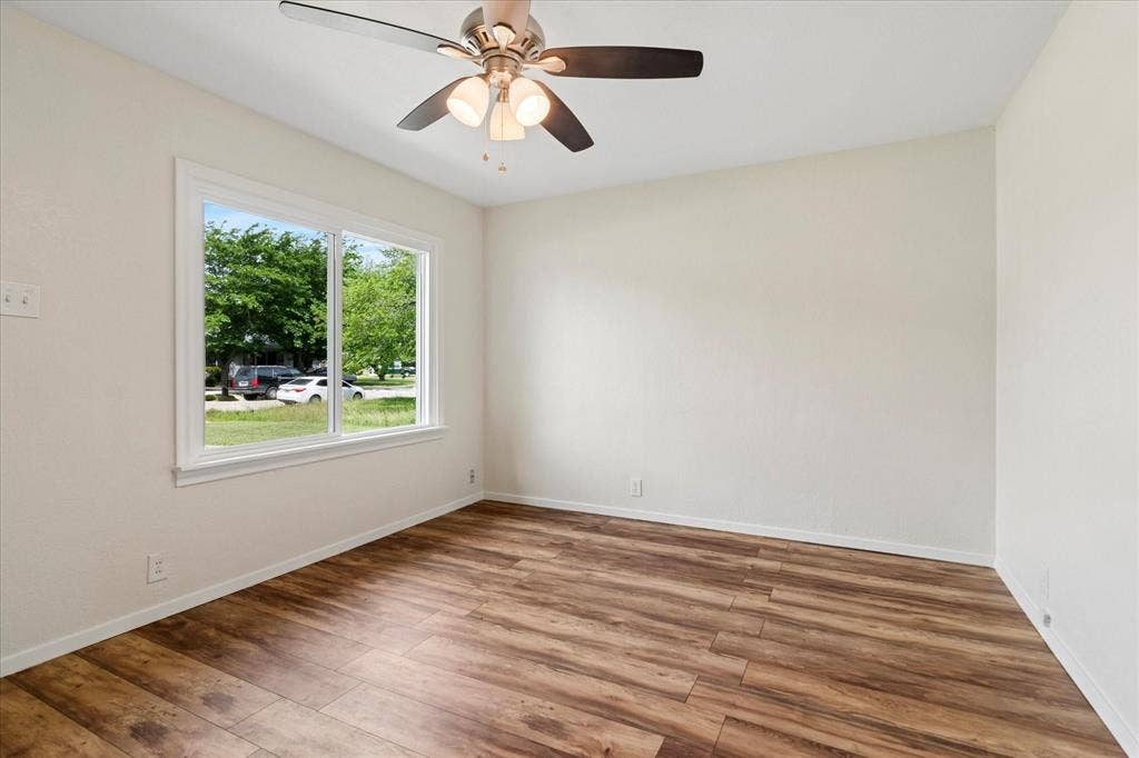1336 Devonwood Drive, Garland, TX 75041 Living room
