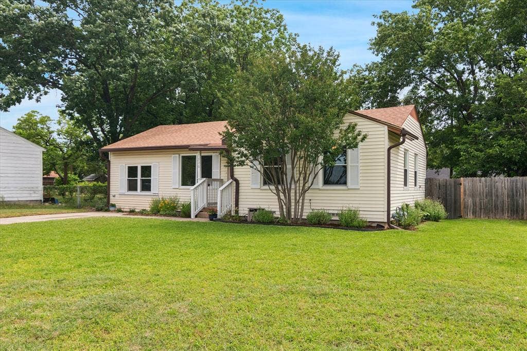 1336 Devonwood Drive, Garland, TX 75041 Landscaping
