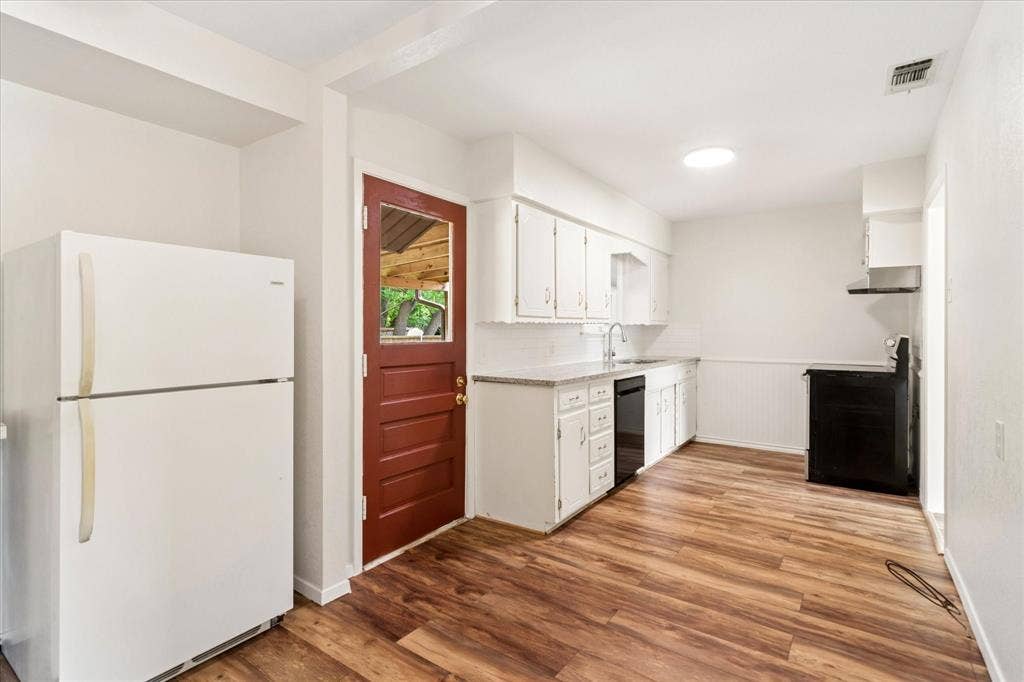 1336 Devonwood Drive, Garland, TX 75041 Fridge stays