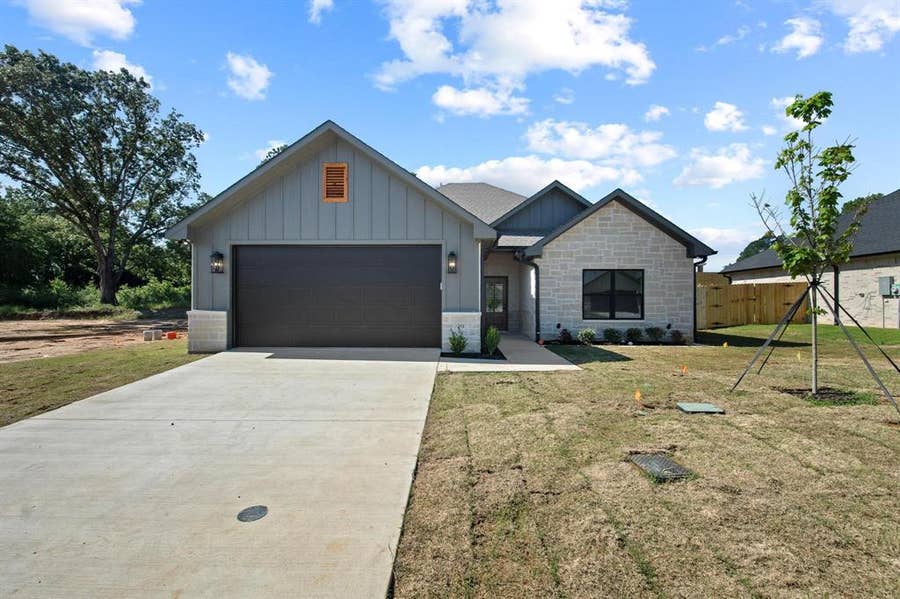 Property photo for 212 Central Park Court, Athens, TX