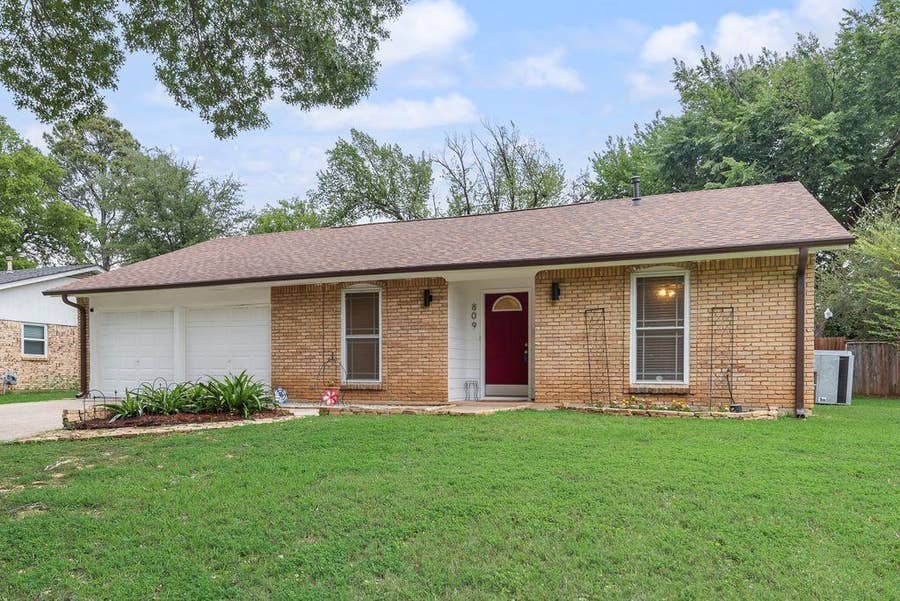 Property photo for 809 Buffalo Drive, Arlington, TX