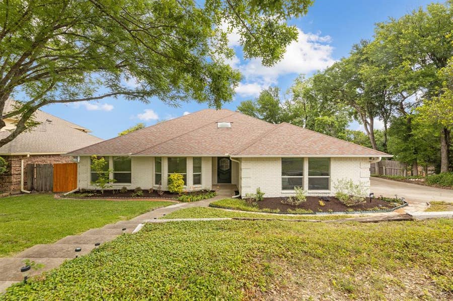 Property photo for 10112 Wandering Way Street, Benbrook, TX