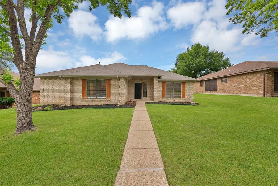 Property photo for 925 Creekview Drive, Mesquite, TX