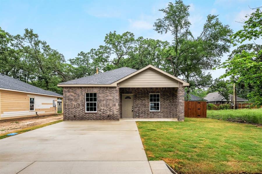 Property photo for 106 Navajo Drive, Mabank, TX