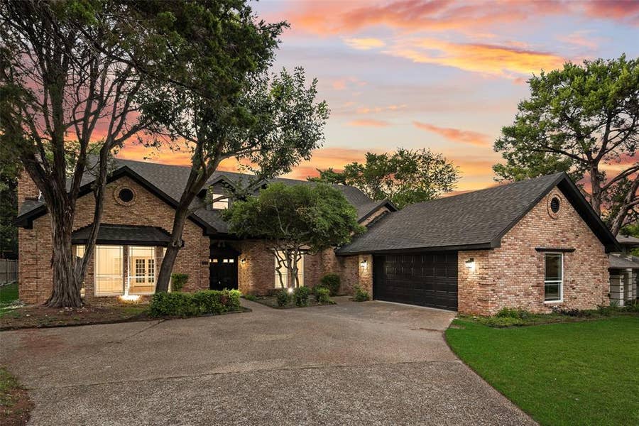 Property photo for 811 Cobblestone Court, Cedar Hill, TX