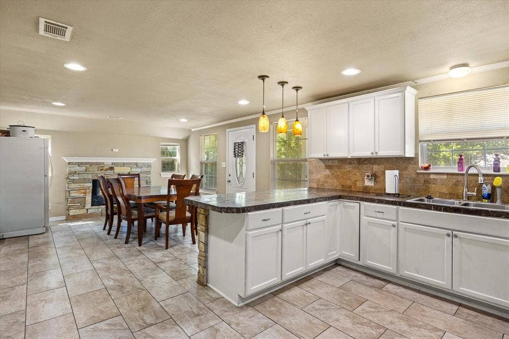 405 Granbury Court, Granbury, TX 76049 Eat in kitchen with room for everyone to gather around.