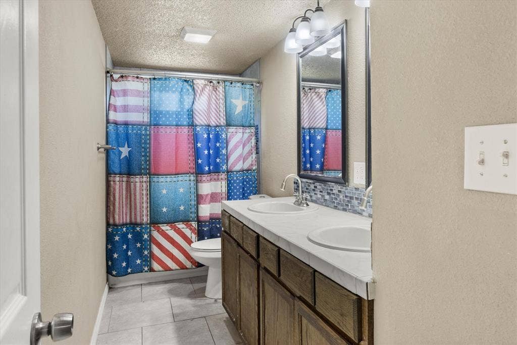 405 Granbury Court, Granbury, TX 76049 Upstairs hall bathroom, serves two bedrooms.
