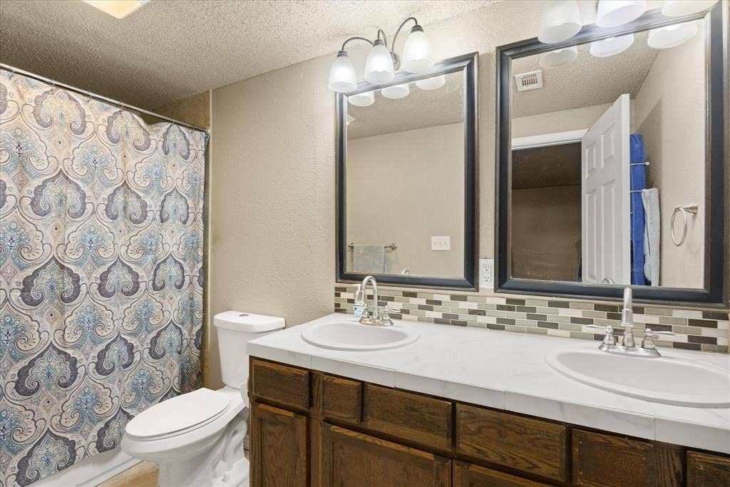 405 Granbury Court, Granbury, TX 76049 Double sinks.