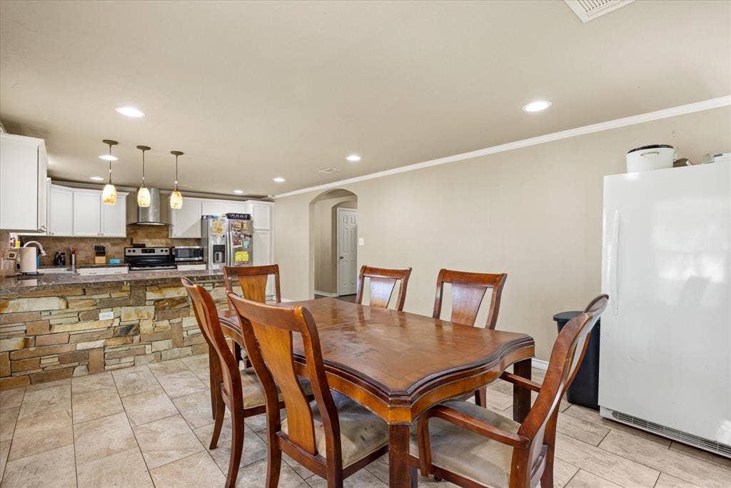 405 Granbury Court, Granbury, TX 76049 The perfect space for gathering in the evenings for a relaxing meal or entertaining.