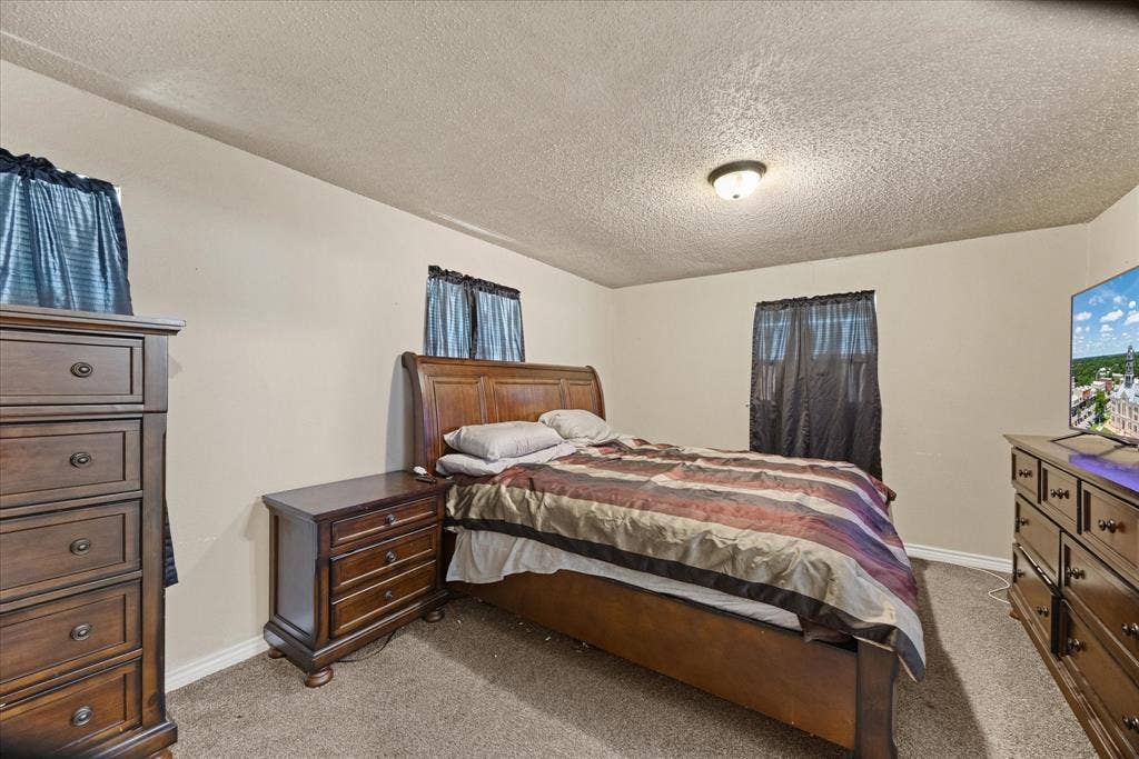 405 Granbury Court, Granbury, TX 76049 Primary bedroom.