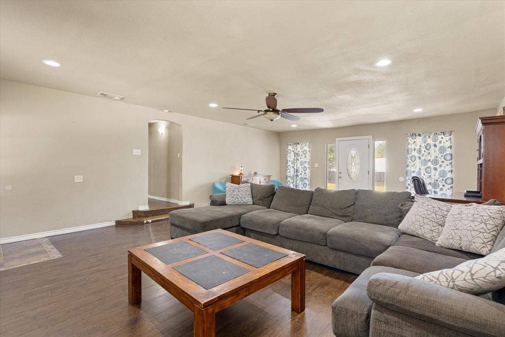 405 Granbury Court, Granbury, TX 76049 Big living room.