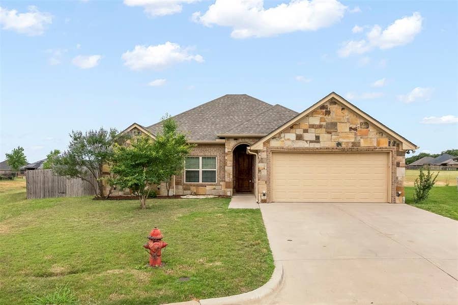 Property photo for 800 Acadia Court, Tolar, TX