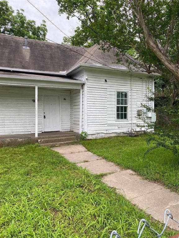 Property photo for 904 E College Street, Terrell, TX