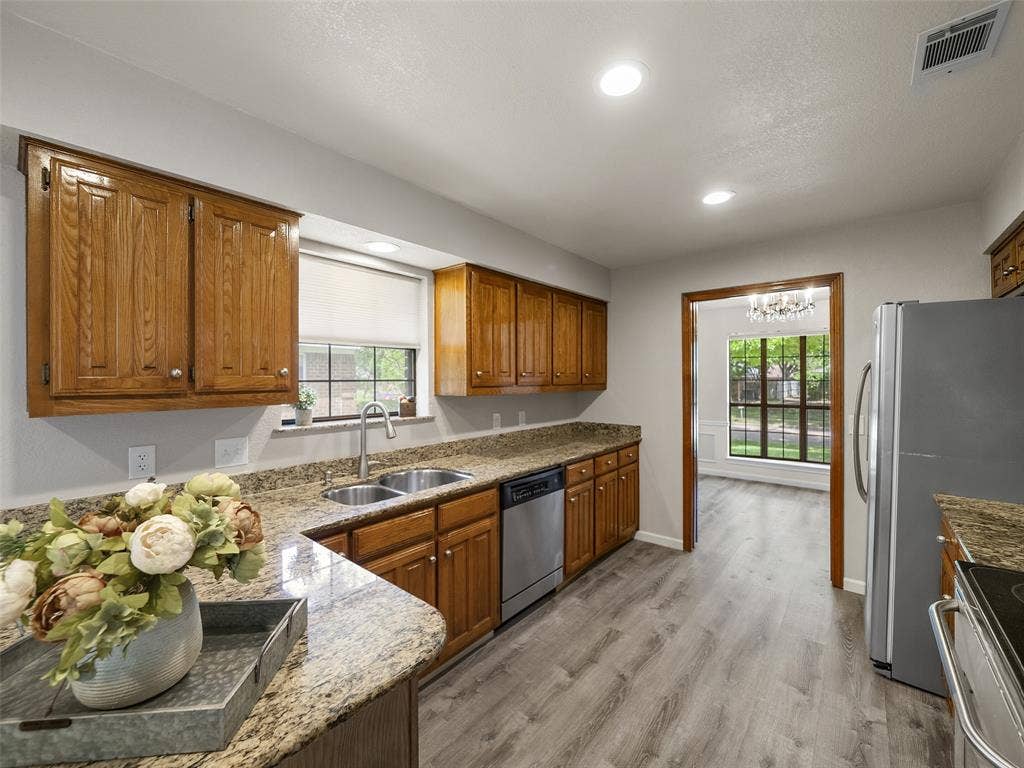 4100 Emerson Drive, Plano, TX 75093 This charming kitchen has granite countertops and stainless steel appliances.
