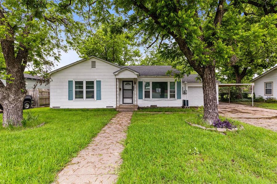 Property photo for 2700 Briarwood Lane, Bellmead, TX