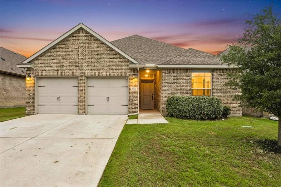 Property photo for 638 Hazeltine Road, Red Oak, TX