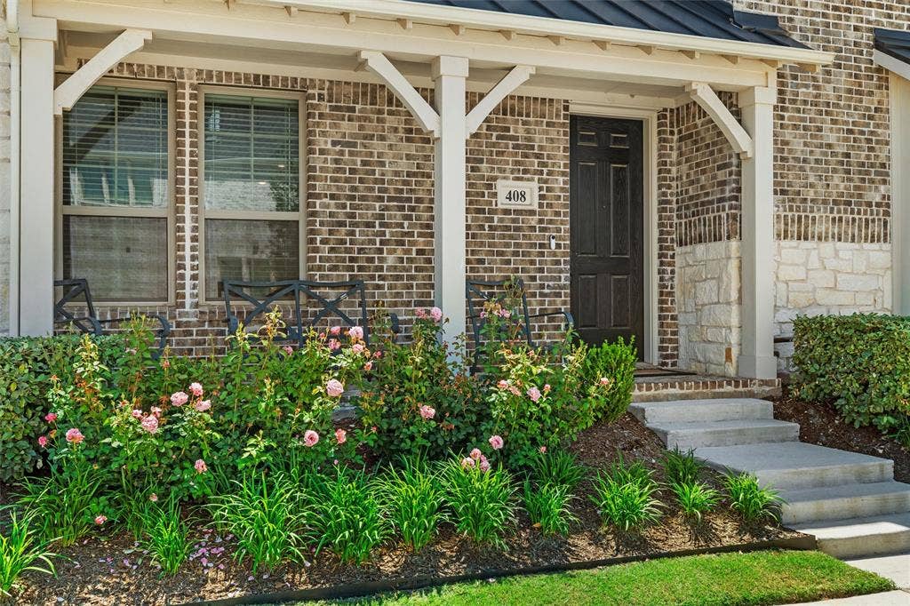Landscaping maintained by HOA