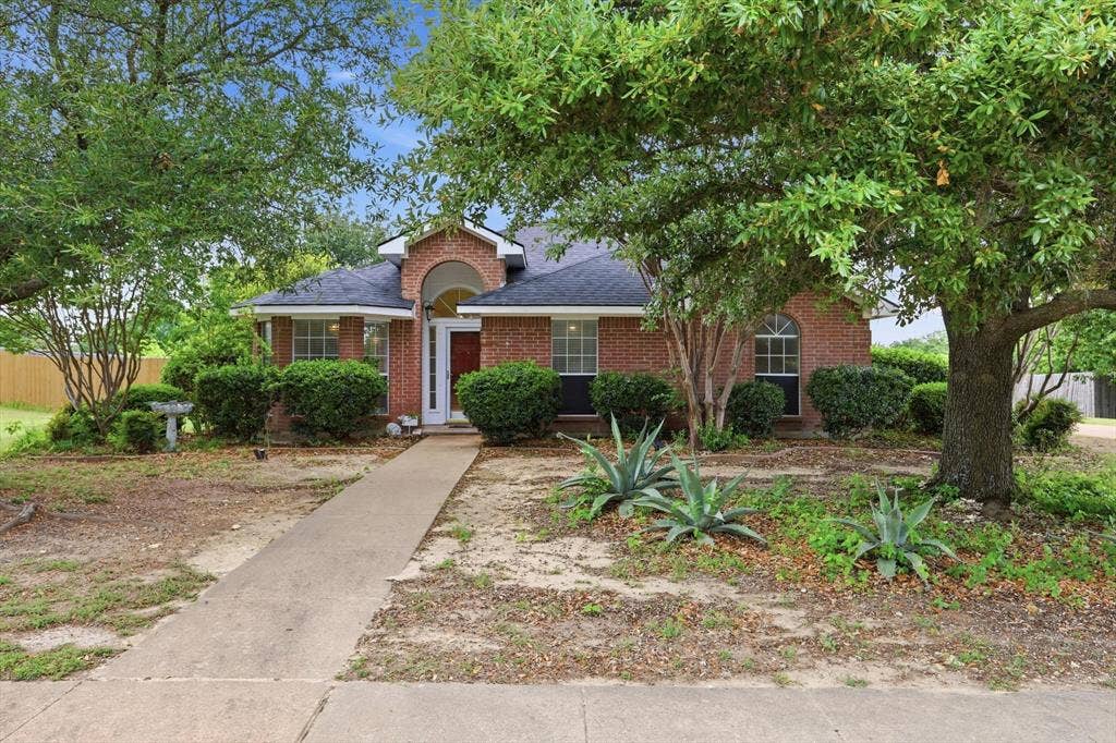 921 High Point Drive, Midlothian, TX 76065 Half acre...no HOA!